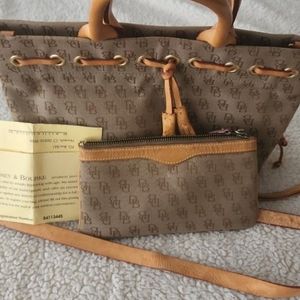 Dooney & Bourke Purse with wristlet does have the registration card as shown